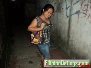 <p>thats me..while taking a pic on my new "ukay-ukay bag"..</p>